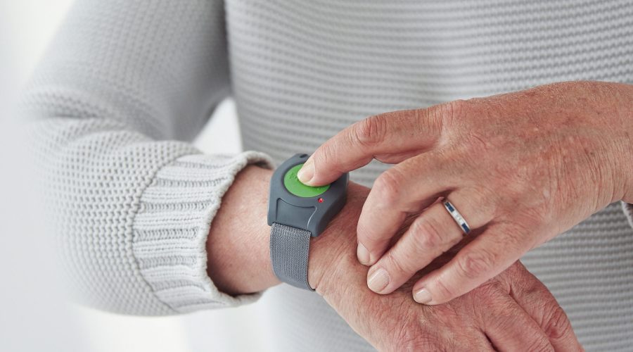 Vitakt-Hausnotruf_Funksender mit Armband-Anwendung